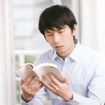 本を読む男性