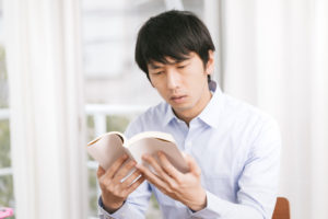 本を読む男性