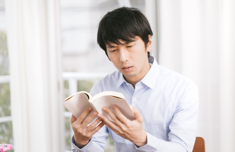 本を読む男性